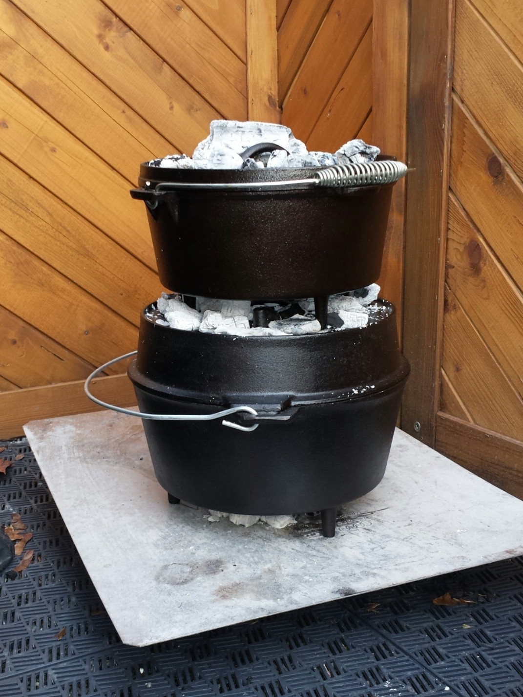 der Ultimate Dutch Oven mit Kohlen